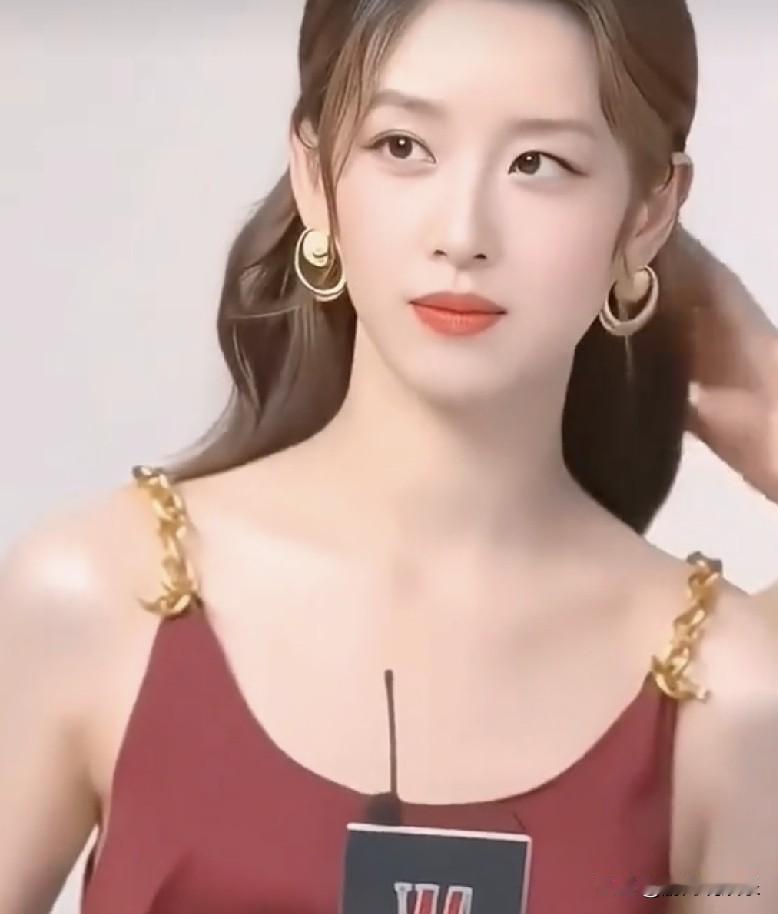 戛纳红裙封神！章泽天豪门松弛感美到失语2026戛纳电影节，章泽天一袭香奈儿