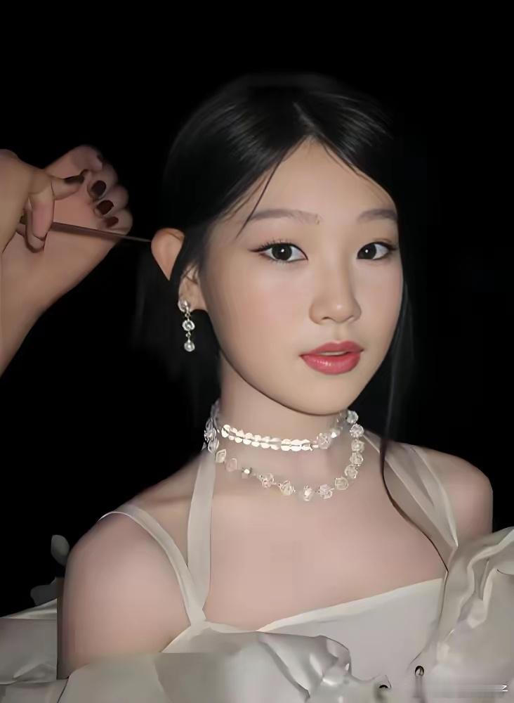 沈佳润的一句话，居然引发了多少人的整容焦虑！化妆师给她上妆时闲聊：“你就没动过割