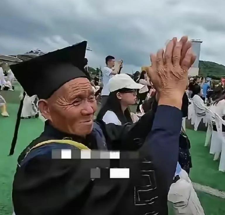 “这才是读书的意义！”近日，贵阳一大学本科男生“骗”农村70岁的老父亲来参加他的