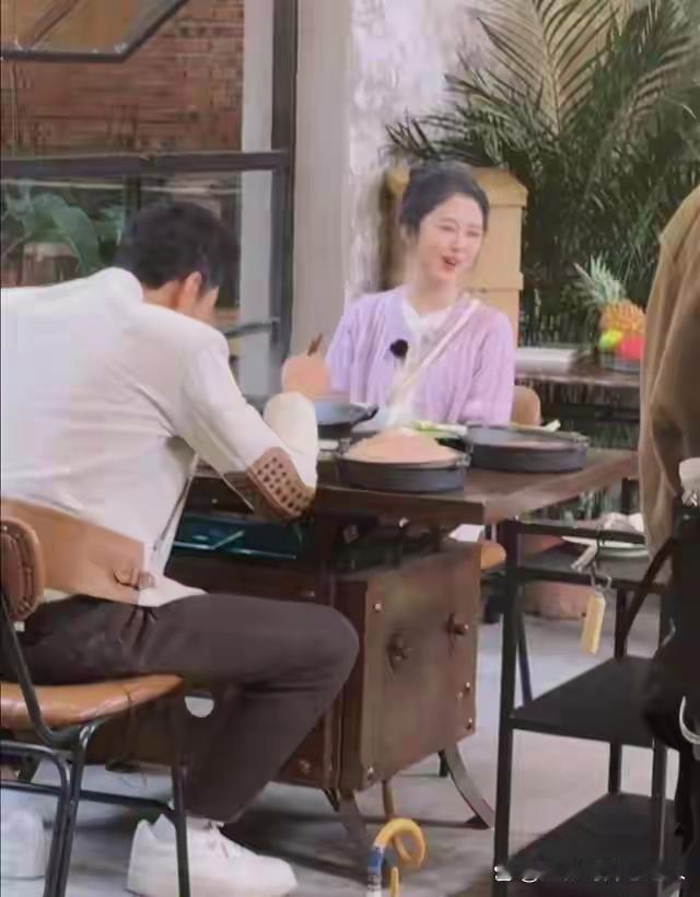 谭松韵吃火锅被偶遇，圆脸小眼软乎乎，可爱又灵动，颜值太能打