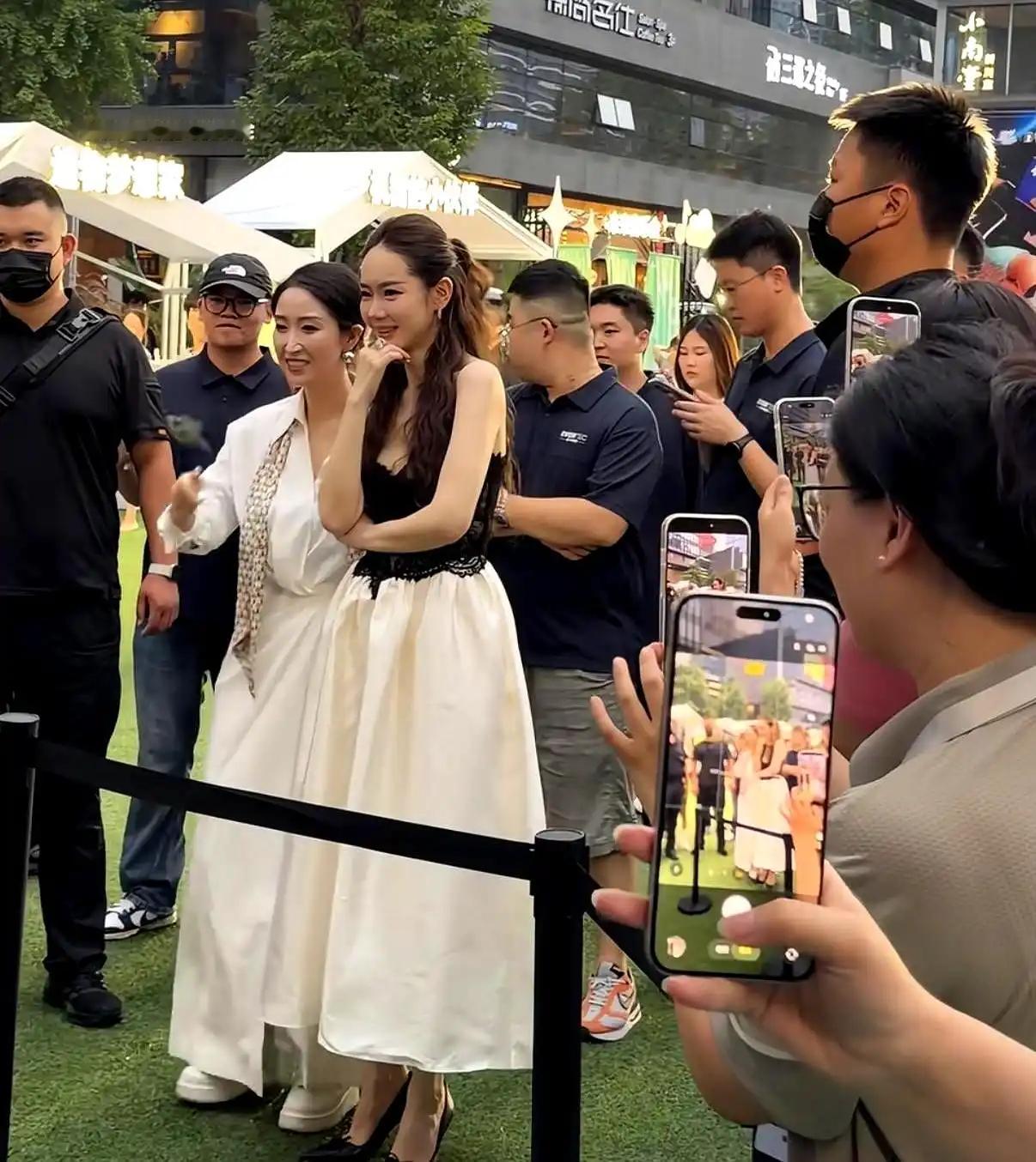 41岁戚薇终于“发福”，穿蕾丝吊带配伞裙很饱满，双眼皮也变自然了