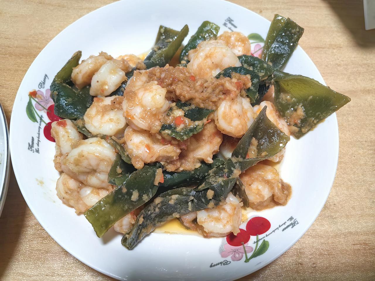 今晚晚餐，蒜蓉海带虾仁＋西瓜🍉＝绝配！！！太好吃啦😋😋😋😋😋😋😋