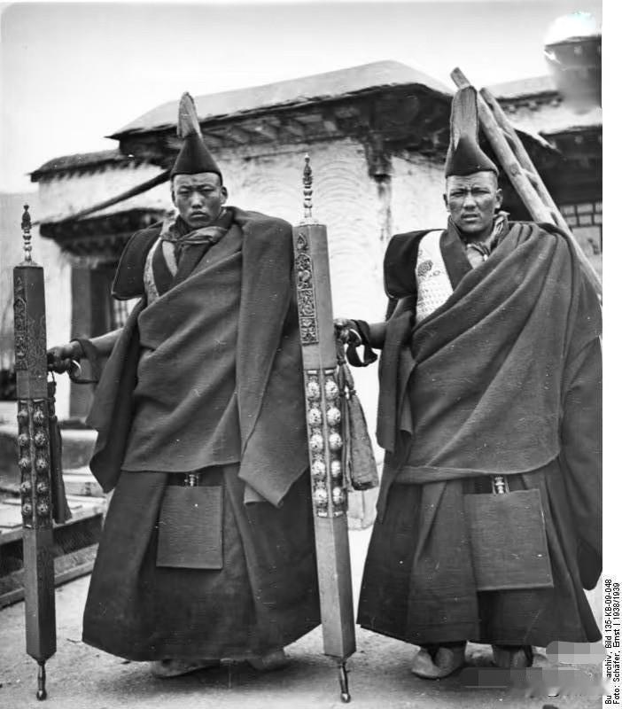 1938至1939年，纳粹德国党卫军头子希姆莱组建了一支考察队赴西藏考察，队员拍