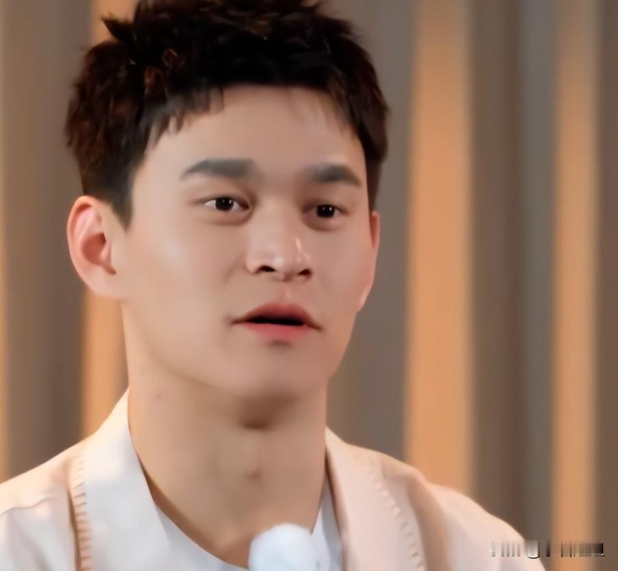 终于明白孙杨为啥淘汰还能火出圈了，不是他成绩多牛，而是他35岁小组第一却无缘