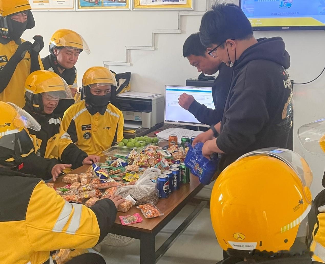 今天和外卖骑手聊天，问他们过年有没有什么福利。骑手说，发了副手套，还有一箱牛奶。