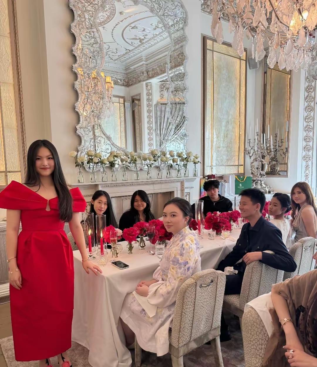 有钱人都这么玩了吗？王诗龄16岁了，李湘花了大钱，给她在伦敦庆生：水晶吊灯的高