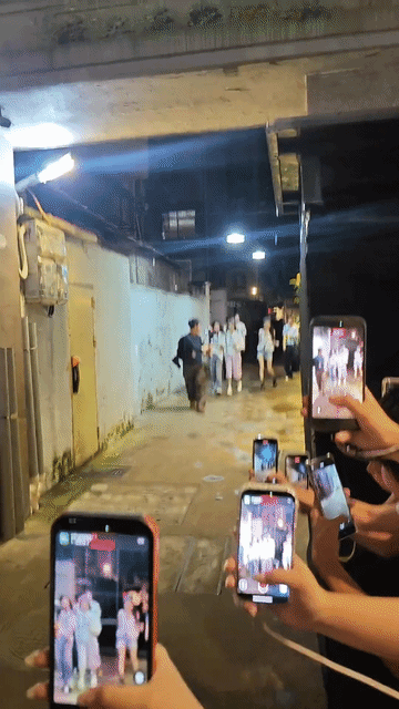唐艺昕亲密的搂着李小冉，孙怡一个人落单走在旁边，感觉唐艺昕真的好喜欢李小冉，两人