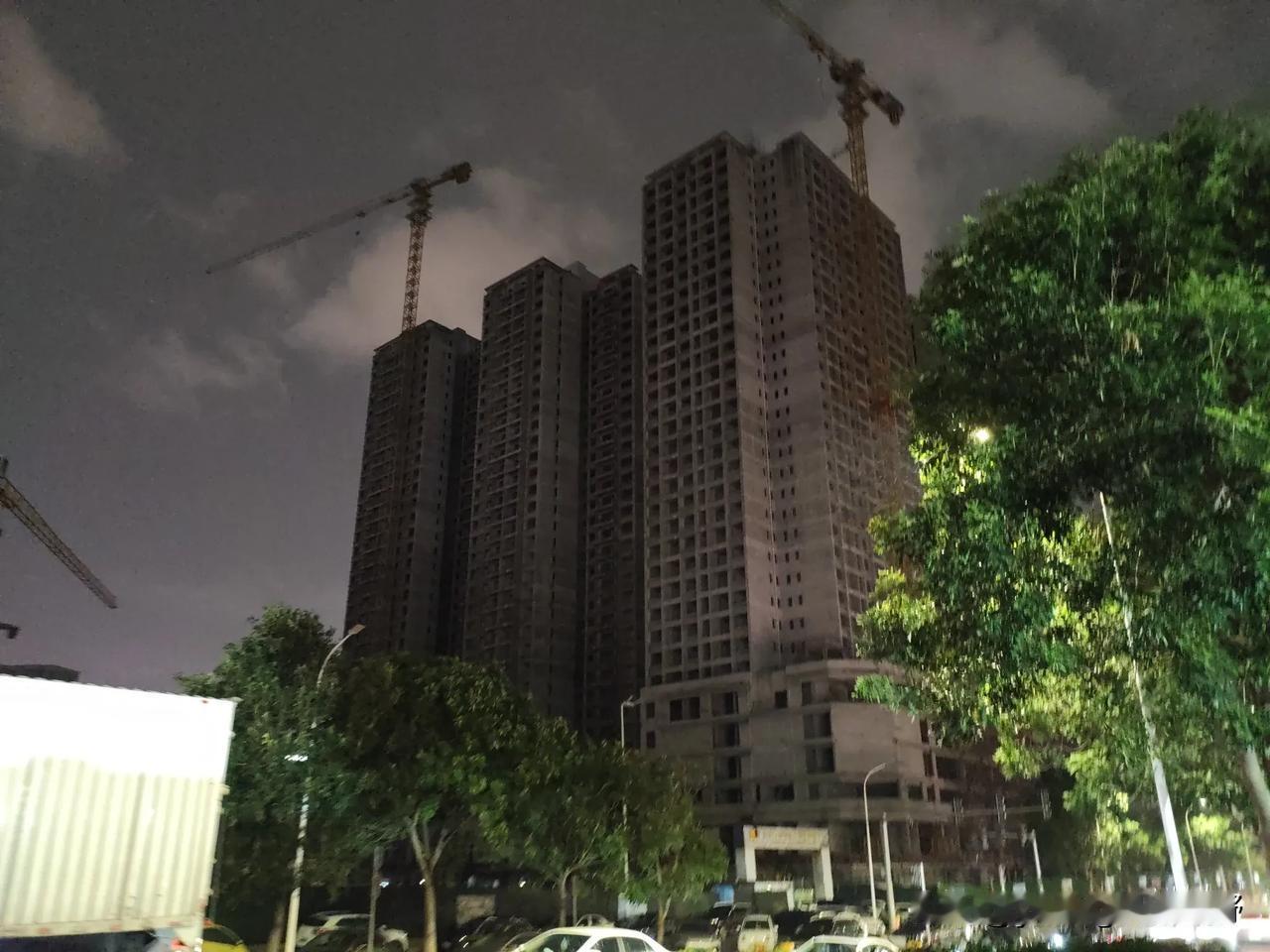 晒图笔记大赛去广州南沙金州地铁站旁边的这座楼房已经停工三年了。在南沙来说这个位置