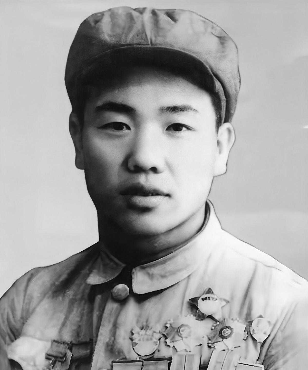 1950年11月，志愿军排长郭忠田无视上级命令，弃守高地，修筑假阵地，同时还放走