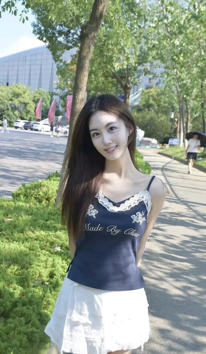 夏日清新穿搭，白色荷叶边裙搭配深蓝色上衣，甜美又时尚！