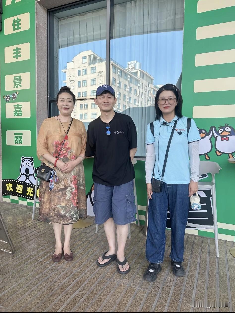 网友偶遇《沉默的荣耀》中“特务”谷正文扮演者余皑磊。虽然电视上的他们光鲜亮丽