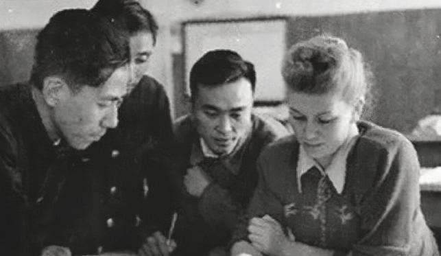 1960年夏天，一道冷风骤然吹过中国核武研究的走廊。苏联专家们收拾行囊，带走全部