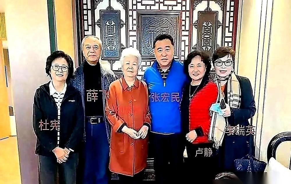 谁敢信，现在全网都在为一套“地摊货”疯狂点赞？没有大牌logo，没有收腰提臀，
