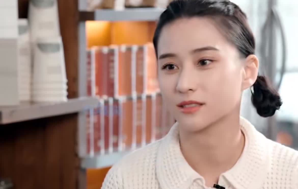 刘嘉玲问了何超莲一个大家最想知道的问题：你喜欢赌钱吗？[惊恐]何超莲毫不