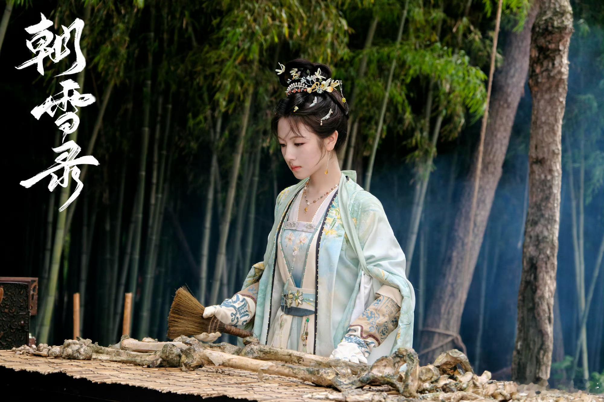 李兰迪秦莞，李兰迪朝雪录，活泼的叫顾盼生辉，矜持的叫稳重大方。​​​