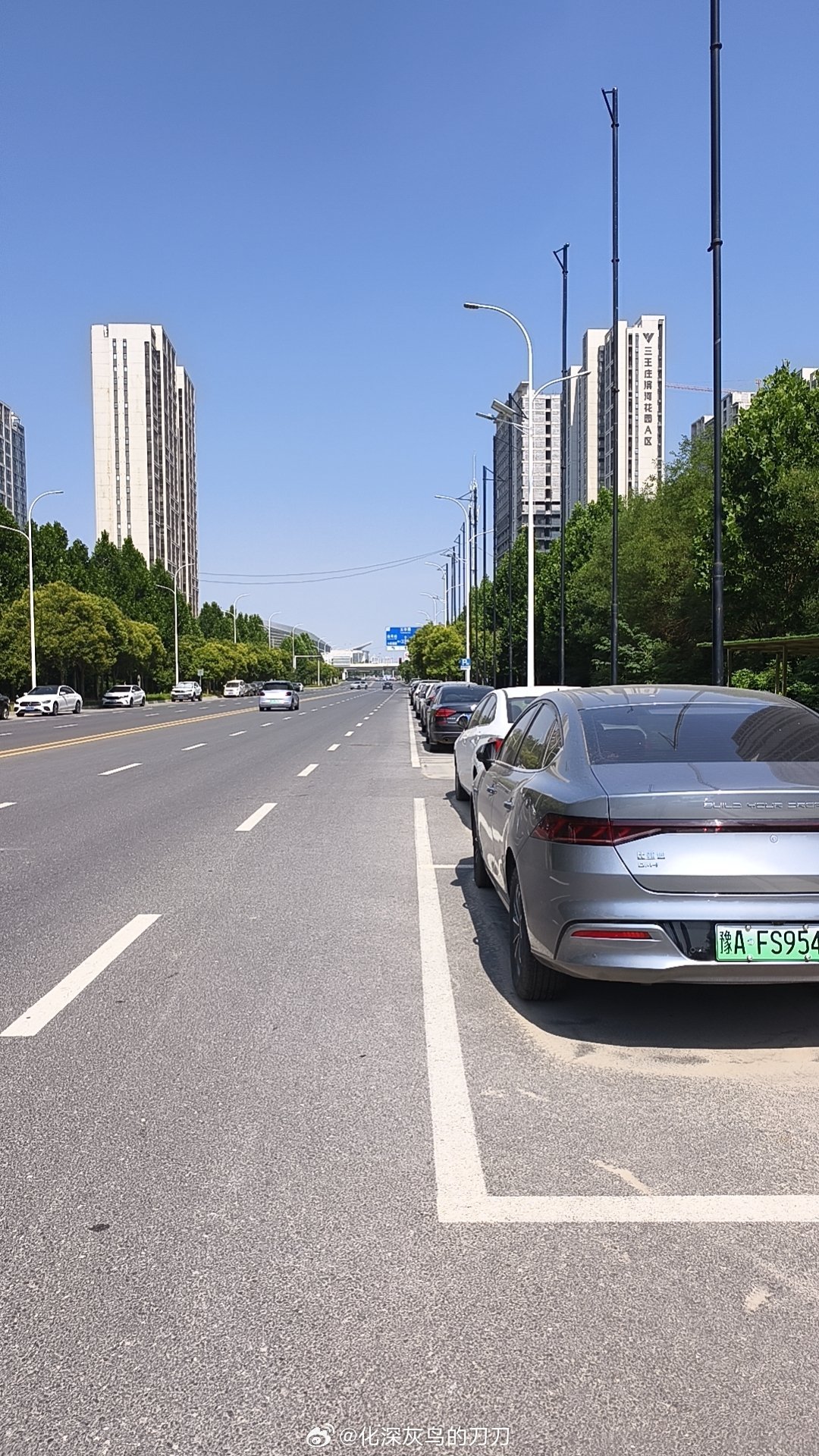 郑州的马路，没有遮阳，一直走还没啥人，就我一个跛子一瘸一拐的慢行，疲惫啊！