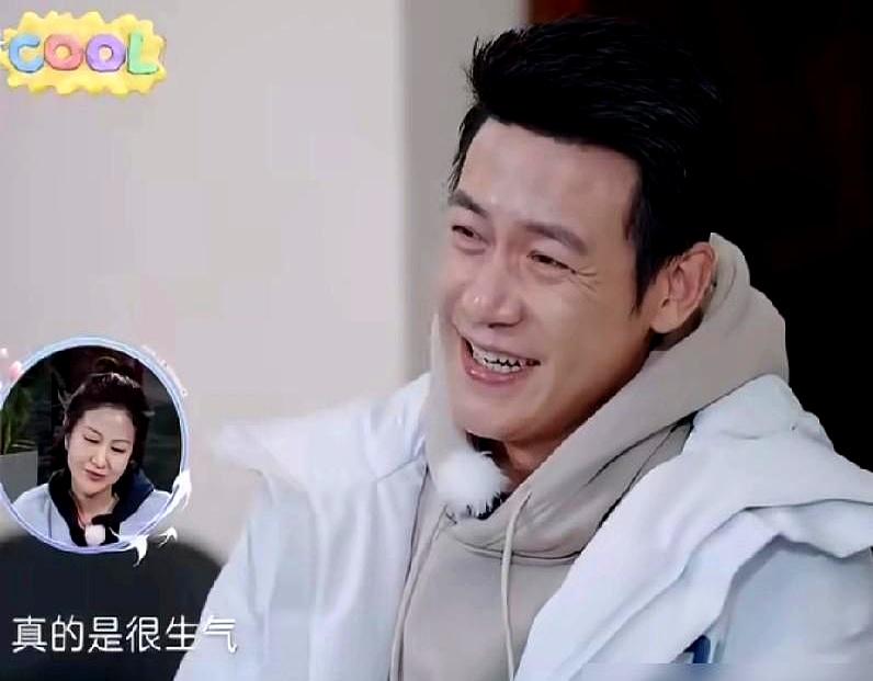 娱乐圈有些男人的本事，不在外面，全在家里。陆毅家客厅摆着两张沙发、两张茶