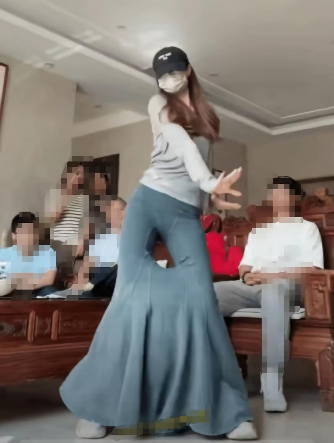 奇装异服放光采羞杀八方裁缝王待到人们都认可慢慢走到大街上这套衣裙谁能穿出