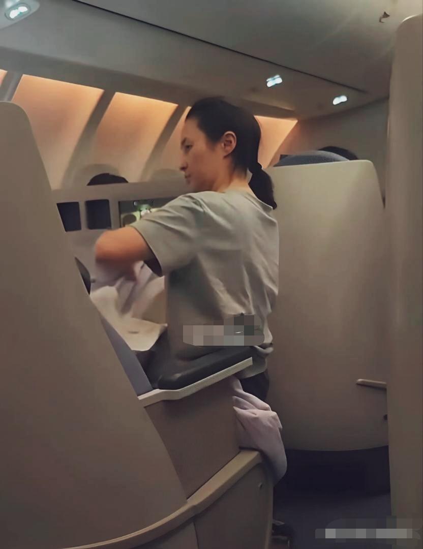 陈建斌蒋勤勤两口子飞机上忙忙碌碌的，蒋勤勤扎着马尾辫，素颜状态，穿搭简单朴素。两