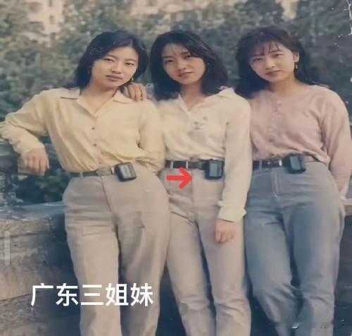 几个小学生问我，这三个姐姐，腰间挂的啥东西，为何，现在看不到了？我告诉他们，