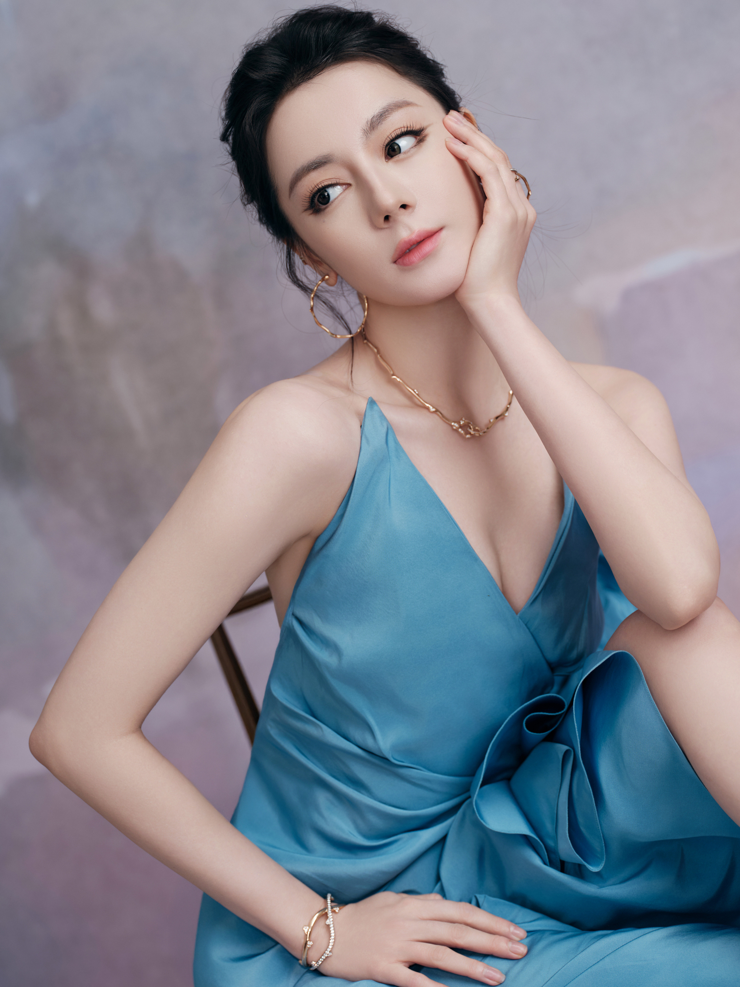 迪丽热巴in𝑫𝒊𝒐𝒓一汪静湖蓝，浪漫中渐染🩵