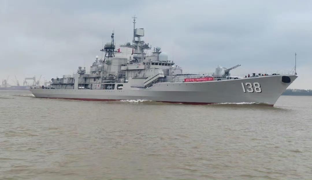 庆祝人民海军成立77周年，138泰州舰穿越江阴大桥荣归州港！从视频截图可以看到