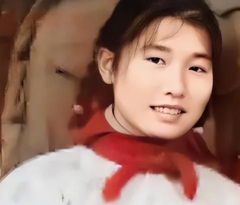 1973年，女知青黄丽萍携农村丈夫回宁波老家，房门刚打开，丈夫就被挂在墙上的照片