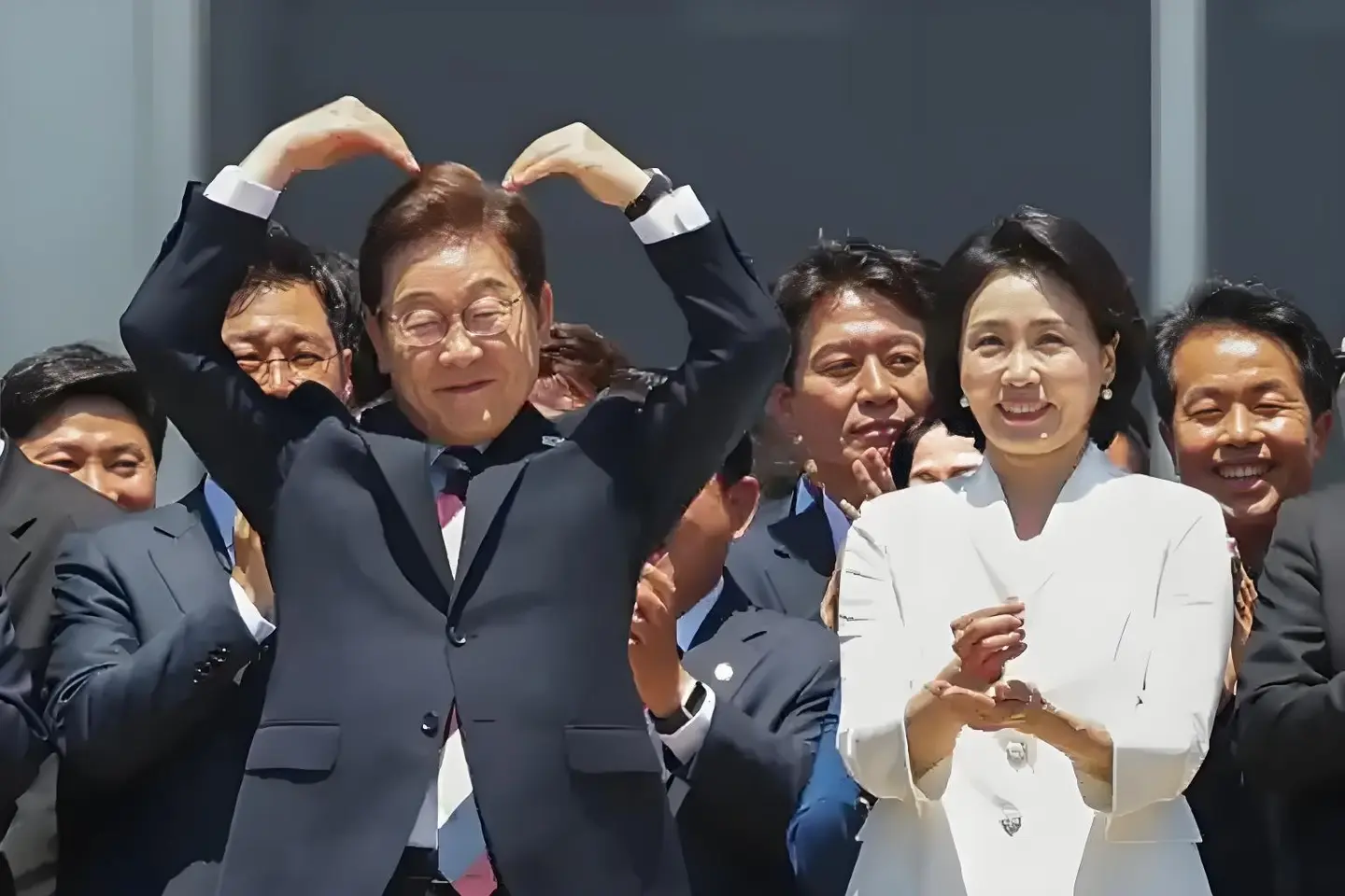 李在明上任，期望值有点过高了。李在明上任两个月，除了在清算韩国前总统尹锡悦，