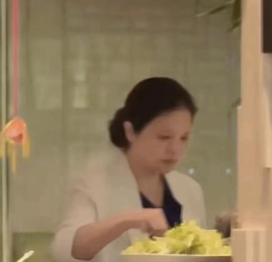 55岁文清火锅店被拍：曾经的央视女神，如今成了烟火气满满的桂林妈妈！[比心]7