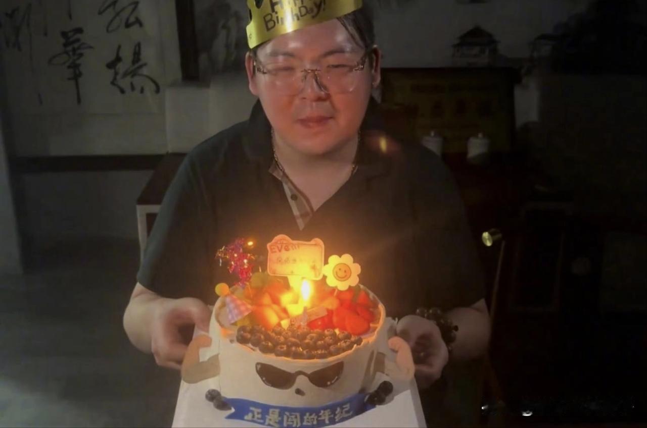 向太为儿子向佑庆祝生日，留言让人感动，可怜天下父母心！这几天，向太和向佐经常上