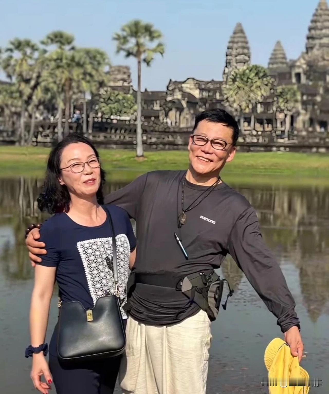 李国庆的“疯狂示爱”，从来不是忏悔，是PUA。他一边出轨染病，一边对着镜头说“