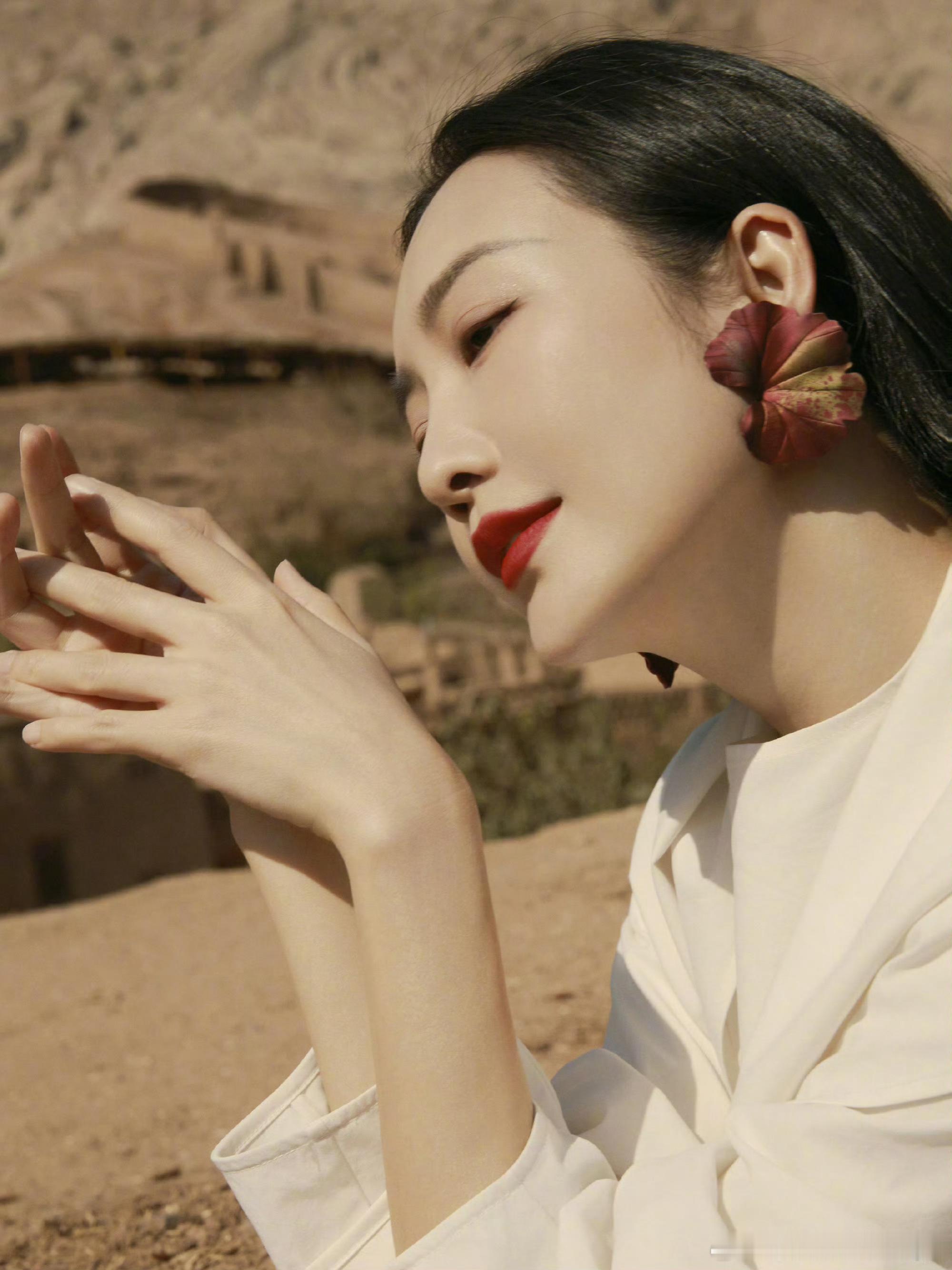 王鸥发色盲盒开出了隐藏款王鸥这次的舞台造型可以说是一次成功的尝试。发色改变带来