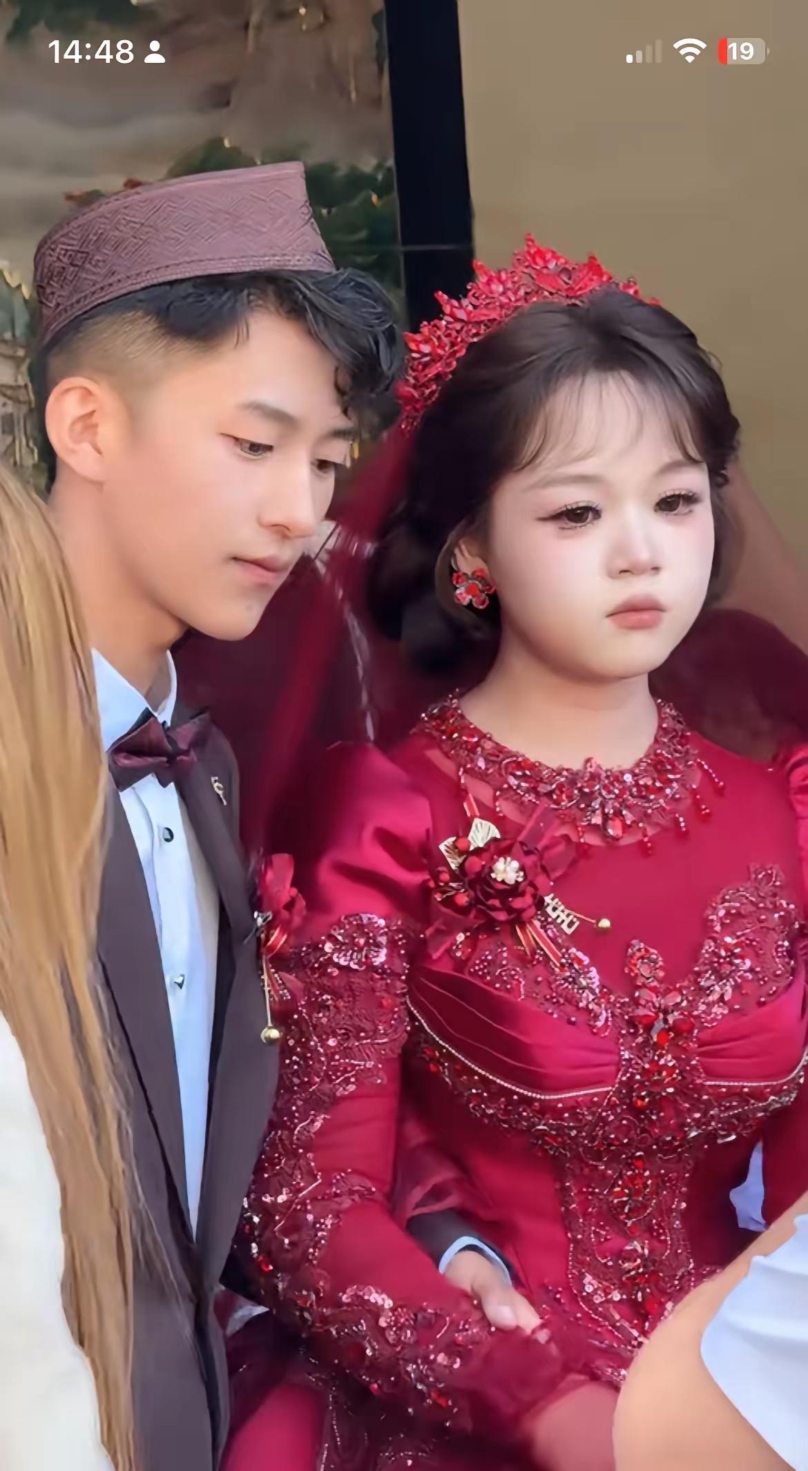 回族婚礼现场，图中的新郎、新娘看着都好小的样子，尤其是新娘感觉还是一个娃娃，不知