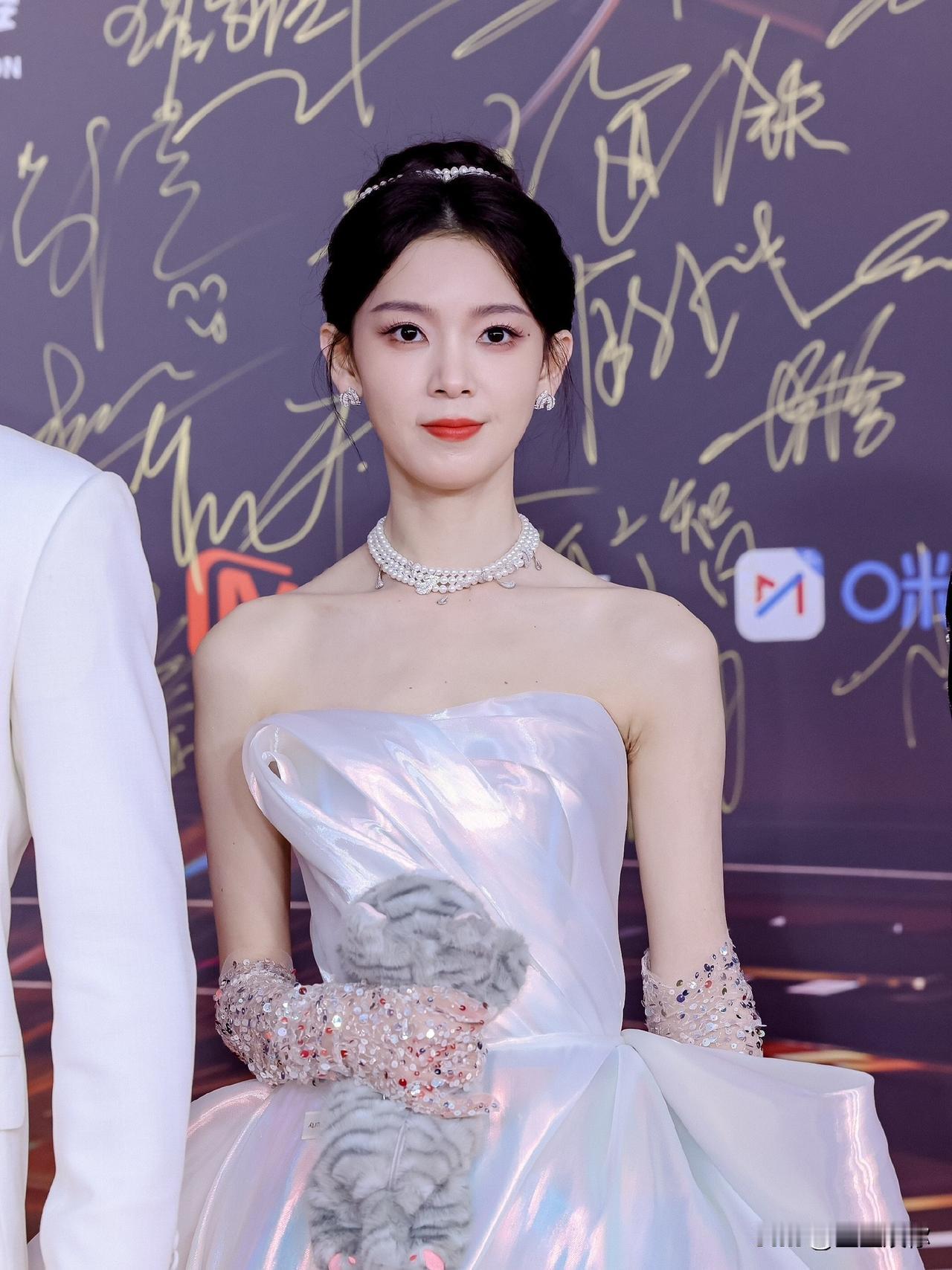 陈瑶生活中应该也是比较骄衿的，所以美女味儿浑然天成，姿色本身只能算是中上，但美女