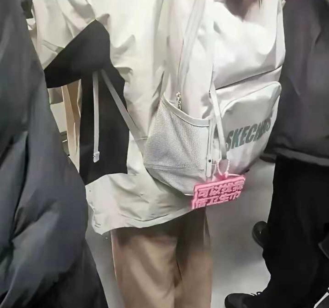 地铁上看到的，她想表达什么