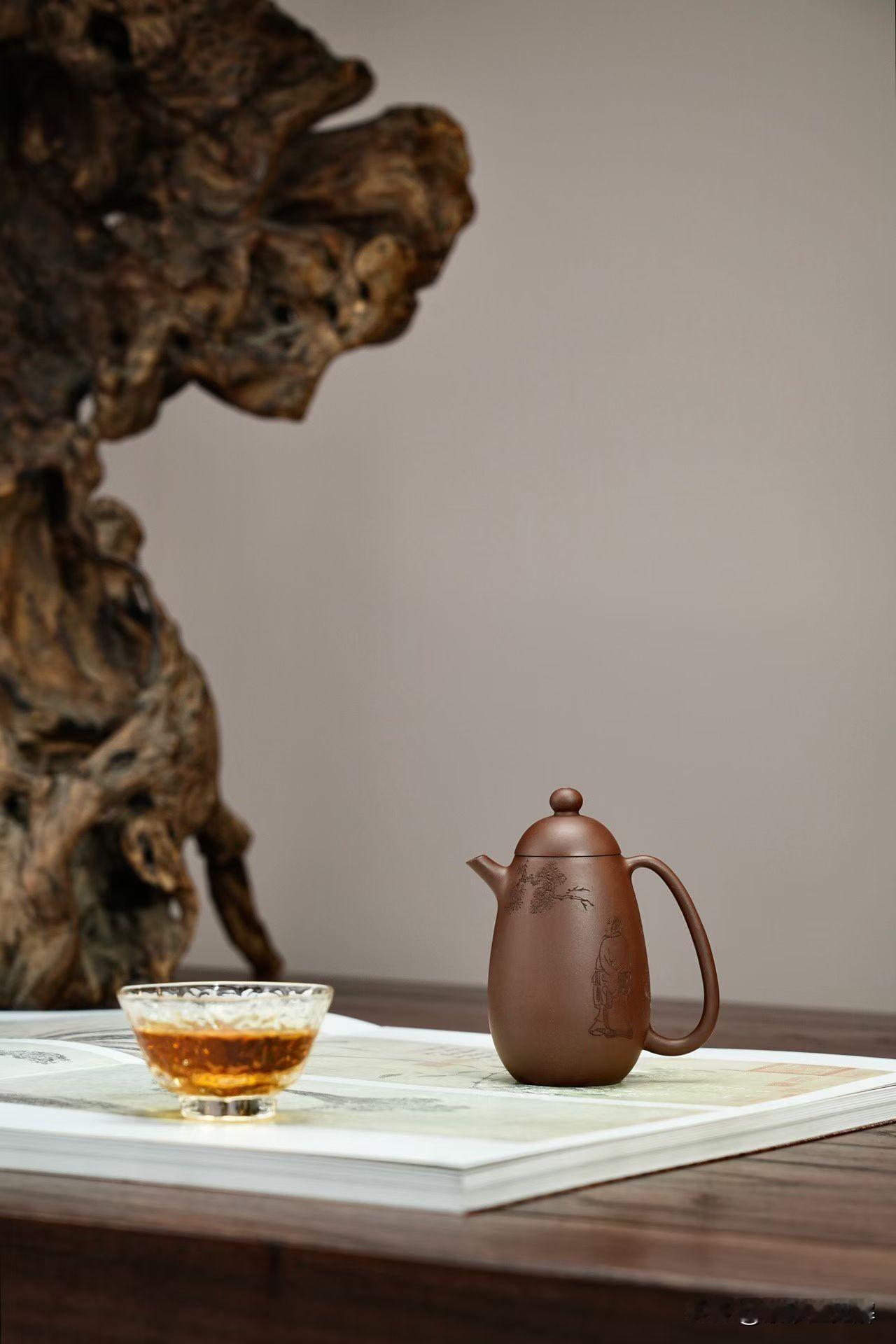 纯黑色的紫砂壶，到底能不能买？关于紫砂壶泥料的问题，之前讲过不少。最常挂在嘴边