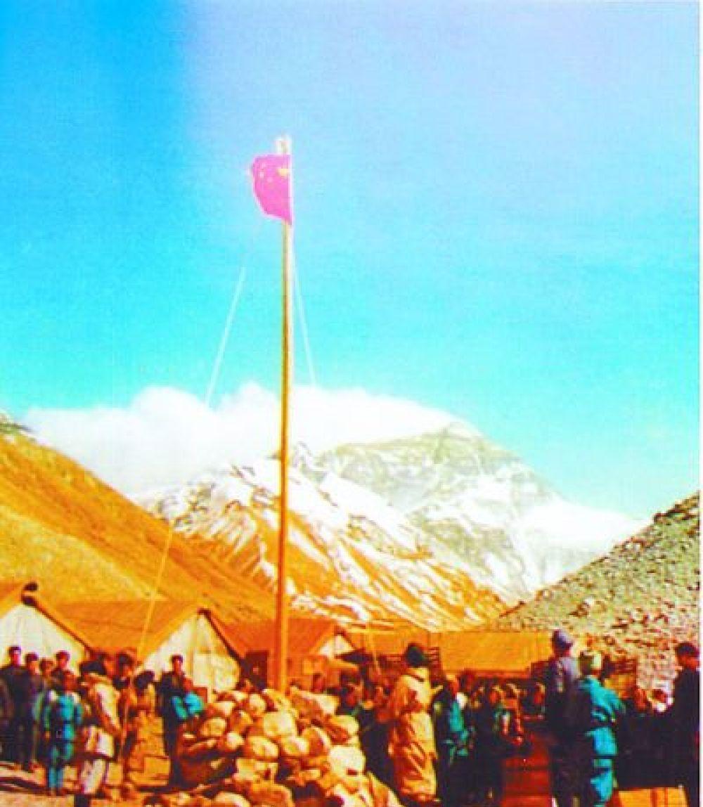 1960年初，中国、尼泊尔就珠穆朗玛峰归属问题再度展开谈判，但尼泊尔首相寸步不让