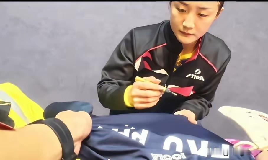 陈梦赛后拒绝签名！不是她故意耍大牌，也不是她没有时间，而是粉丝拿的是竞品的衣