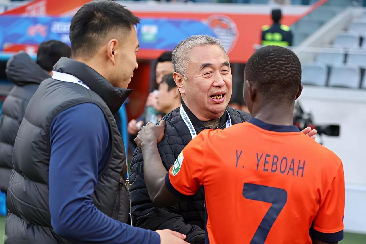 乔总终于看到自己想要的那支球队该有的模样盼星星盼月亮，青岛海牛的投资人、足球