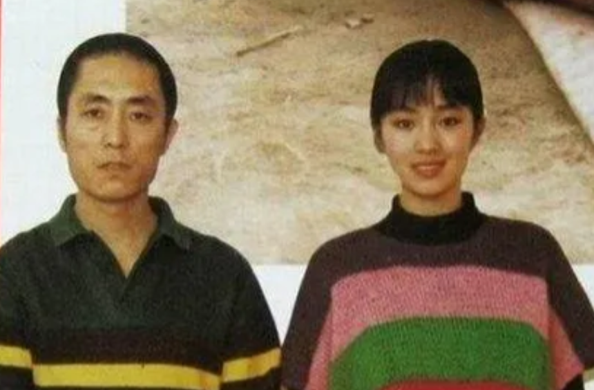 1987年，张艺谋的妻子肖华在整理衣服时，发现巩俐写给张艺谋的“露骨”情书：