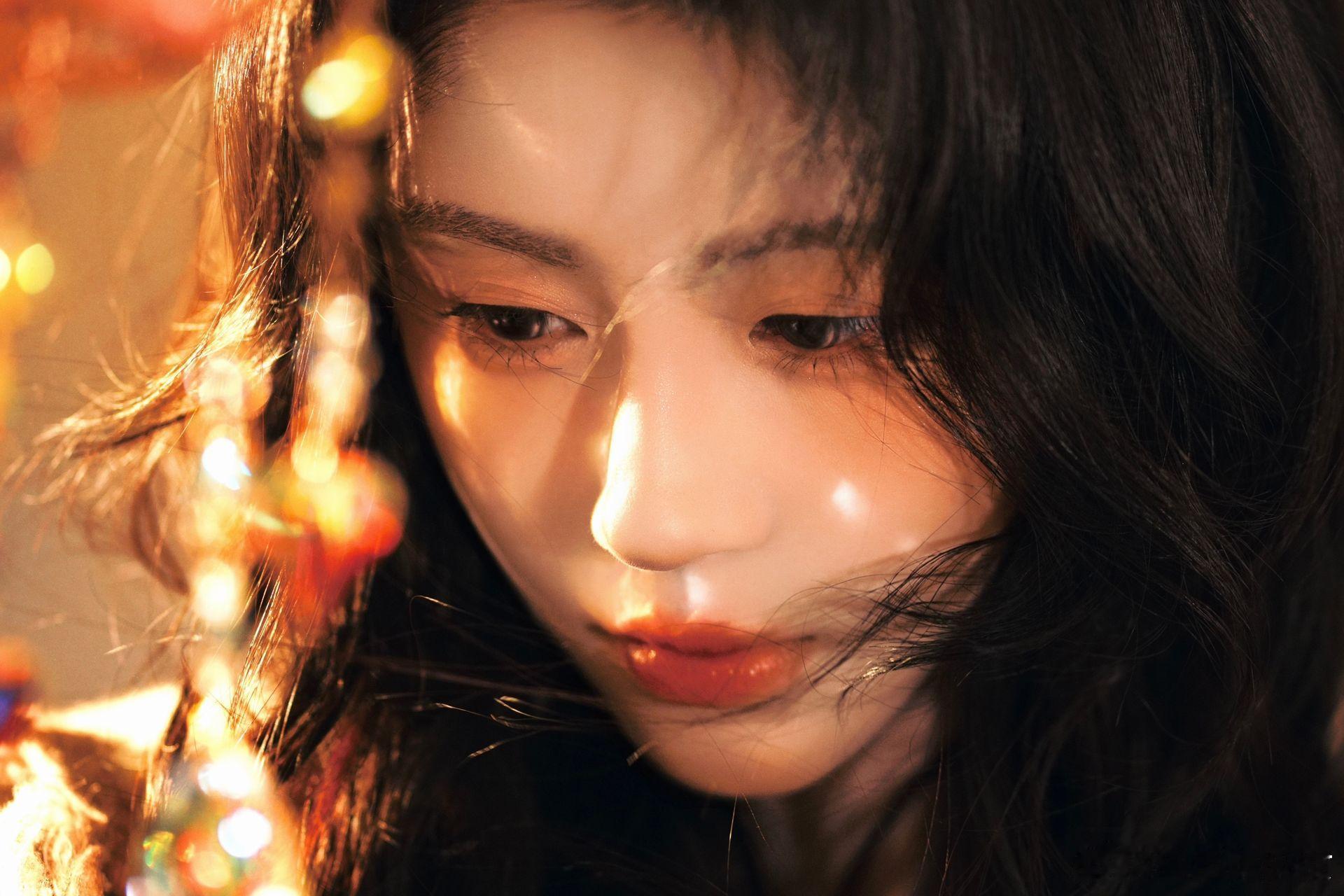 鞠婧祎自带美颜氛围感的鞠婧祎，小脸精致轮廓绝美。眉眼含情自带温婉灵气，妆容精致