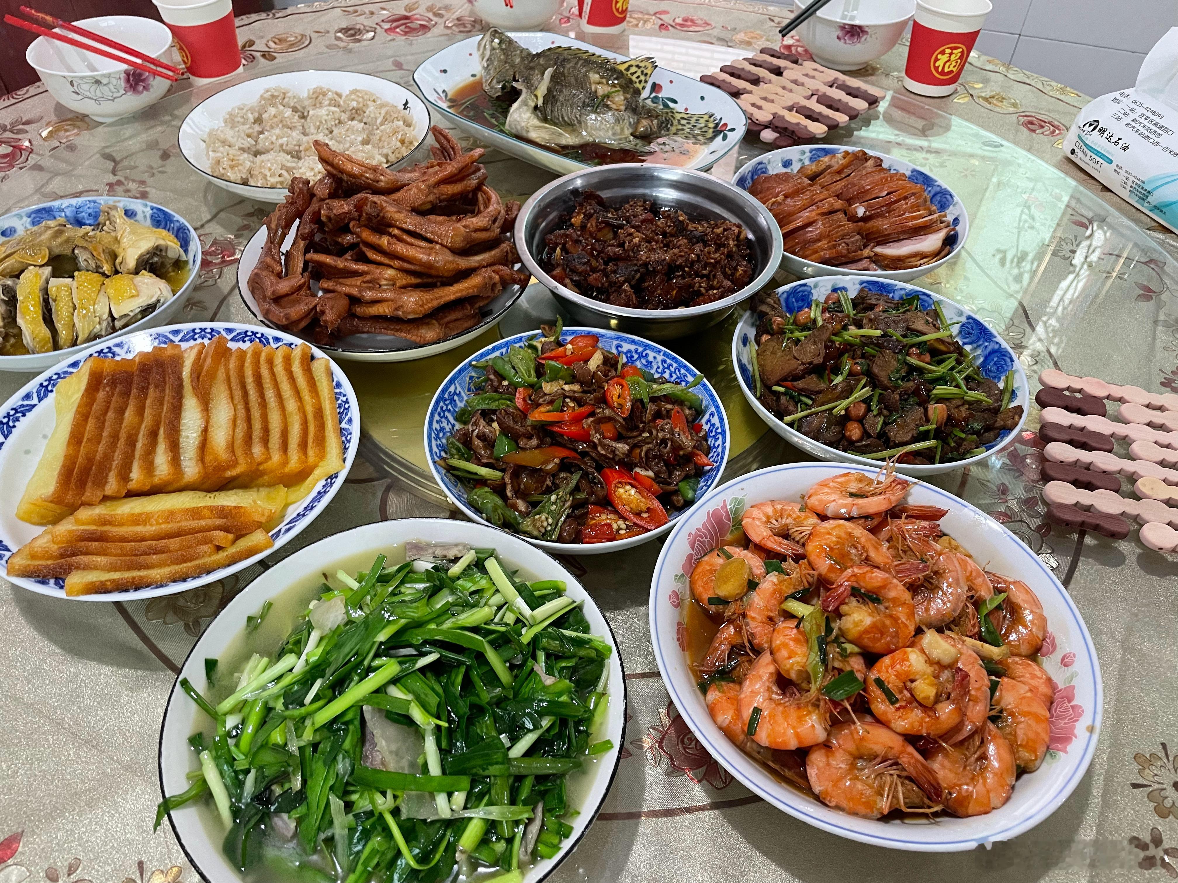 美味总在年夜时，除夕团聚其乐融融！韭菜腊肉、白菜香菇、墨鱼粉丝、肘子、煌上煌鸭脚