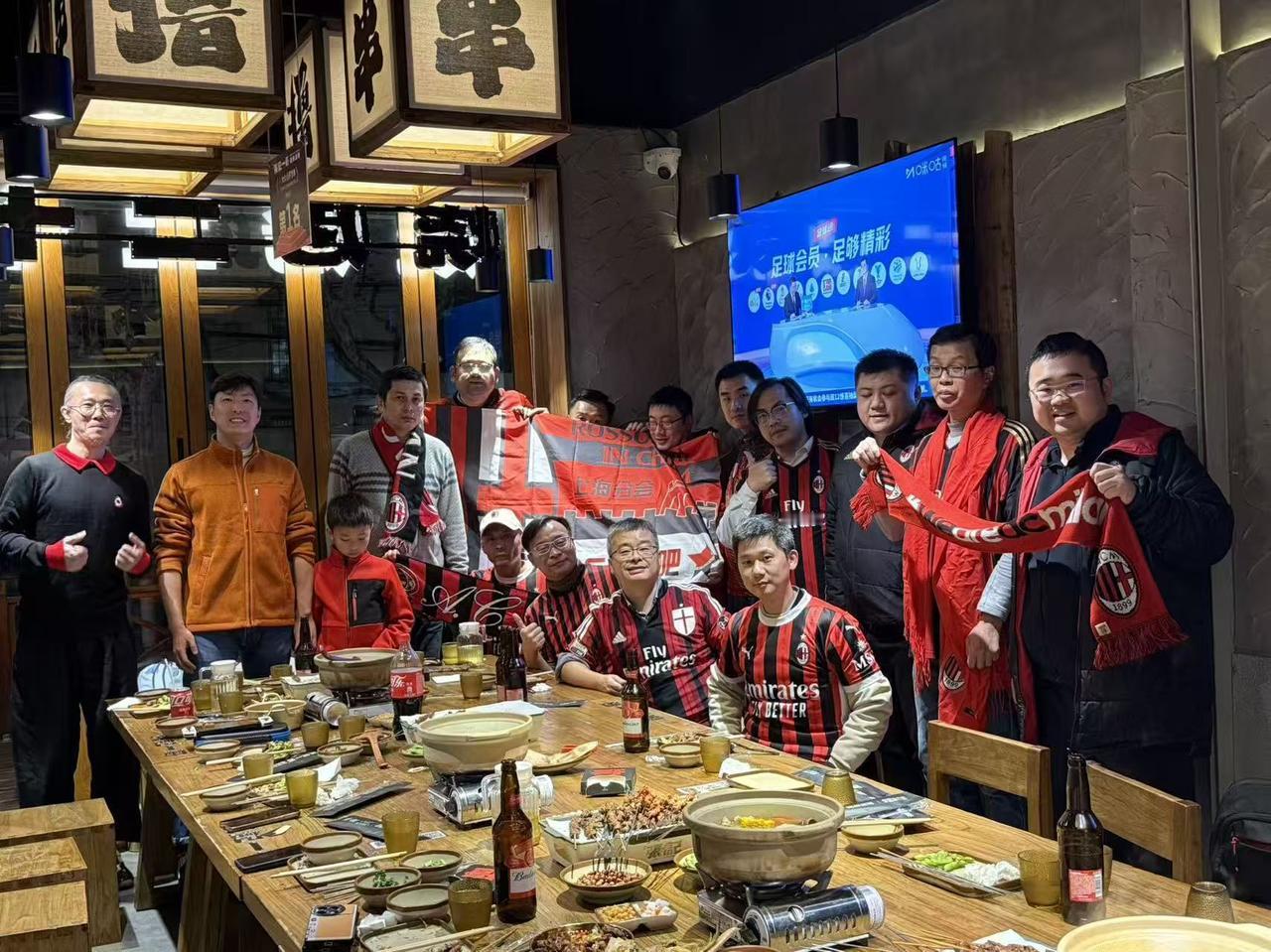 上海的米兰球迷有多少？AC米兰对阵萨索洛，由于这场比赛是难得的周末早场，一下子把