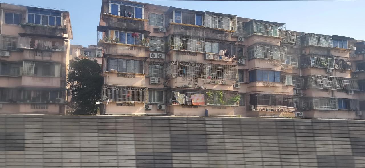为什么这些房子，还有人住？那这些房子，又是谁在住？大家现在都在改善住房条件，