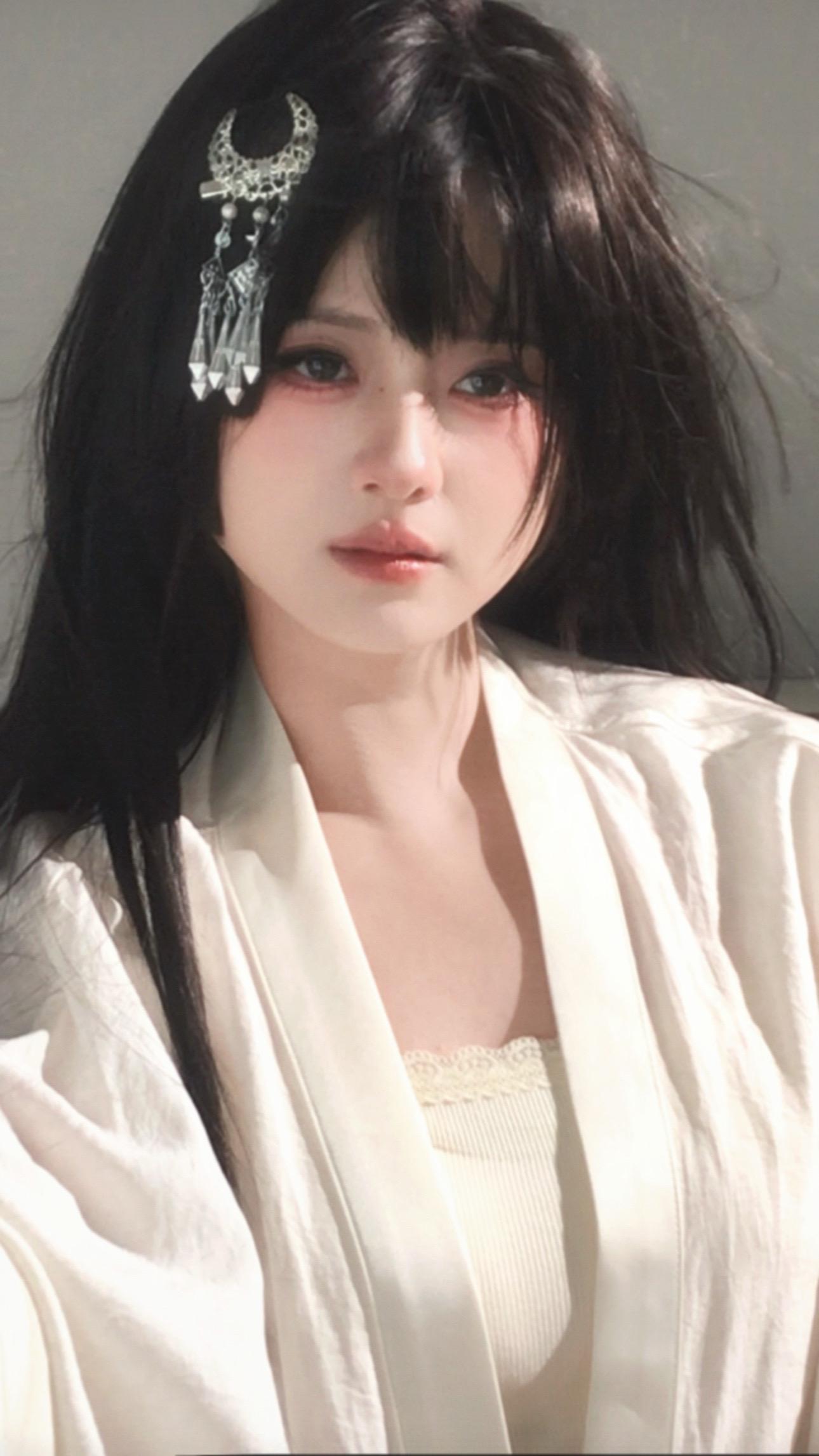 恨来恨去 不过是恨明月高悬独不照我。