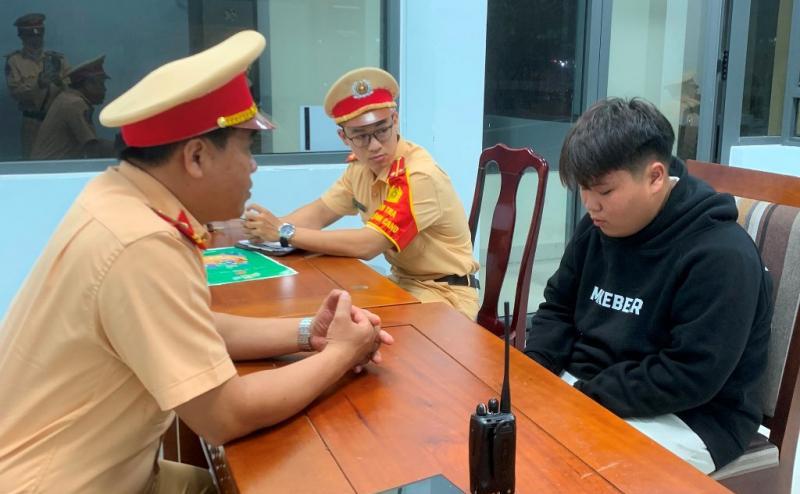 越南岘港警方抓获的少年犯罪团伙，收缴刀具长钢管，这些人攻击路人图片来源越南人民