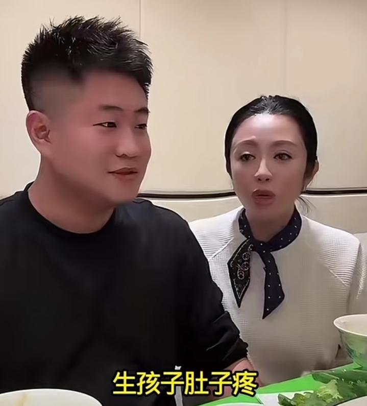 温美玲嫁给王小利真是遭了不少罪，生孩子时经济拮据，王亮在家里炕上出生。温美玲