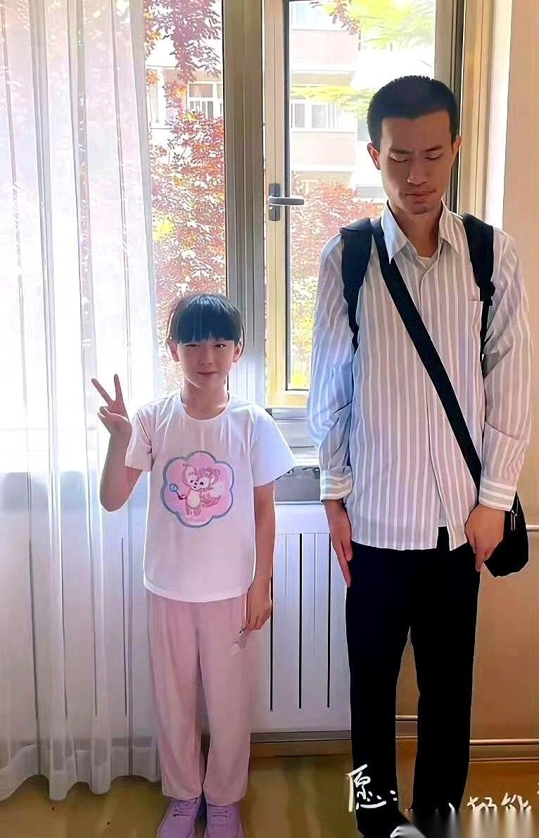 好多人看到韦神和他外甥那张同框照，第一反应是：这人怎么回事？小孩仰着头，满眼都