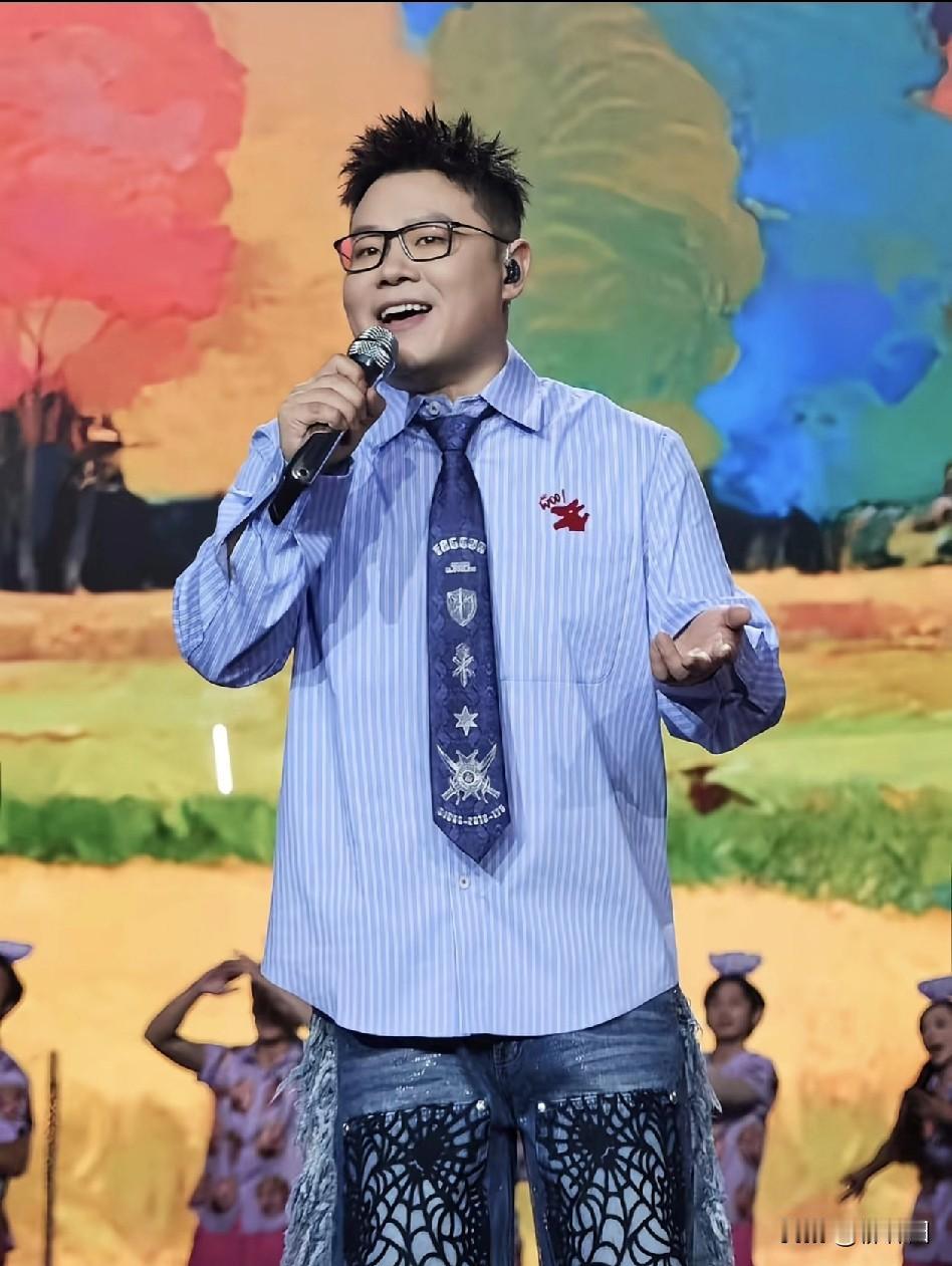 必须给小岳岳的造型师加鸡腿，搞这么帅。很多网友都评论像发福版的欧豪。首先，从