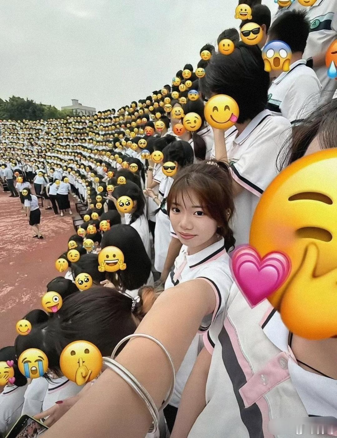 这个女生因为尊重同学的隐私而走红，她在毕业照上给所有同学脸上都贴了一张表情。